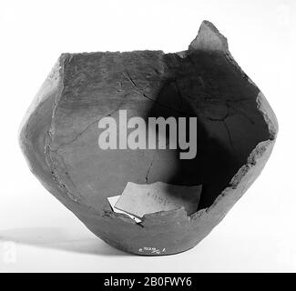 Großes Fragment einer gallo-Germanischen Urne von Steingut. Instabile alte Bondings und Ergänzungen., Urne, Fragment, Keramik, h: 21 cm, Durchm: 24,5 cm, Vorgeschichte -1200 Stockfoto