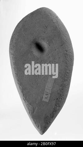 Sandstein-Axt, grob geformt, mit geschliffenem Rundloch, von dem das Stammloch unfertig geblieben ist, Hammer, Stein, Länge: 22,6 cm, Vorgeschichte -3200 Stockfoto