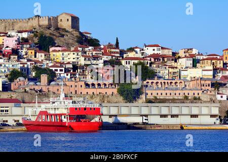 Griechenland, Kavala, Stadtbild mit mittelalterlichen Festung, Imaret, Wohnungen und Fähre im Hafen der Stadt an der ägetischen See in Eastmacedonia Stockfoto