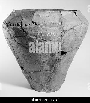 Große Urne gebackener Erde mit Kerben in der Schulter. Alte Klebstoffe und Ergänzungen, Wand- und Felsspalten, Risse, Urnen, Steingut, h: 33,3 cm, Durchm: 33 cm, Vorgeschichte -1200 Stockfoto