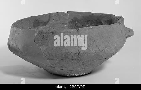 Breite Schüssel mit scharf gebogenem Kantenprofil und horizontalem Ohr mit 2 braunen Löchern, außen geglättet. Altes Kleben, 1 loser Schard., Schüssel, Keramik, h: 10 cm, Durchm: 22,5 cm, br: 24 cm, Vorgeschichte -800 Stockfoto