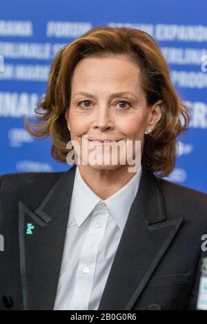 Sigourney Weaver nimmt am 20. Februar 2020 während des 70. Internationalen Filmfestivals der Berlinale in Berlin-Alepalast an der Fotocall- und Pressekonferenz des "My Salinger Jahres" Teil. Weltweite Verwendung Stockfoto