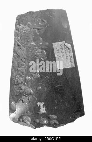 Fragment einer Axt mit fast ovalem Querschnitt aus schwarzem Feuerstein. Sehr schwer angeschlagen, Hals fehlt, Axt, Stein, Feuerstein, Länge: 10,4 cm, prähistorische -4000 Stockfoto