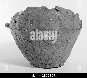 Niederlande Vorgeschichte, Urne, Fragment, Steingut, h, 13,5 cm, Durchm, 16 cm, br, 17,5 cm, Vorgeschichte, Niederlande, Noord-Brabant, Bergeijk, Bergeijk Stockfoto