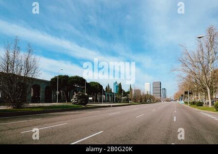 Blick auf den Passeo de la Castellana, einen breiten Boulevard im Zentrum von Madrid mit Bürohäusern im Hintergrund Stockfoto