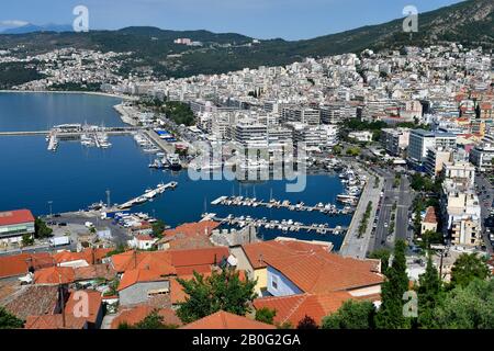 Kavala, Griechenland - 11. Juni 2018: Blick von der mittelalterlichen Burg auf die Stadt am ägetischen Meer mit Hafen, Schiffen und verschiedenen Gebäuden Stockfoto