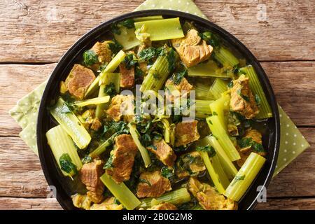 Köstliches Rezept für eine persische Eintopfkarafs aus Selleriesellerie mit Rindfleisch, Zwiebeln, Minze und Petersilie in einem Teller auf dem Tisch. Horizontal Stockfoto