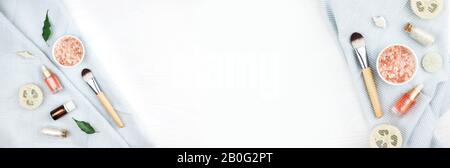 Banner aus hausgemachtem Spa-Kosmetikset mit Salz und Öl auf weißem Holzhintergrund. Kopierbereich. Flacher Laienstil. Stockfoto