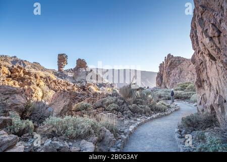 Der Roque Cinchado ist eine Felsformation auf der Vulkaninsel Tenera, der größten der Kanarischen Inseln Spaniens, vor Westafrika. Stockfoto