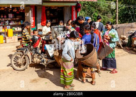 Ein Mann Verkauft Obst und Gemüse An Kayaw Menschen Aus EINEM Mobile Shop, Htay Kho Village, Loikaw, Myanmar. Stockfoto