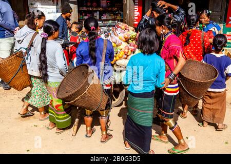 Ein Mann Verkauft Obst und Gemüse An Kayaw Menschen Aus EINEM Mobile Shop, Htay Kho Village, Loikaw, Myanmar. Stockfoto