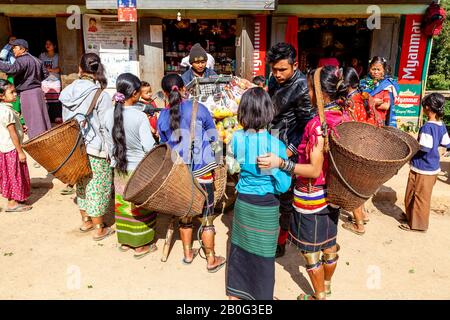 Ein Mann Verkauft Obst und Gemüse An Kayaw Menschen Aus EINEM Mobile Shop, Htay Kho Village, Loikaw, Myanmar. Stockfoto