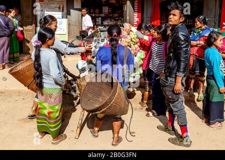 Ein Mann Verkauft Obst und Gemüse An Kayaw Menschen Aus EINEM Mobile Shop, Htay Kho Village, Loikaw, Myanmar. Stockfoto