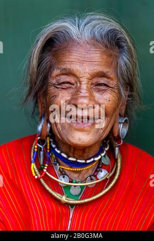 Eine ältere Frau Aus Der ethnischen Gruppe Kayaw, Htay Kho Village, Loikaw, Myanmar. Stockfoto