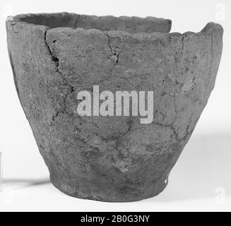 Germanische Urne aus Steingut mit gezähntem Rand aus der römischen Kaiserzeit. Ein Teil des Randes fehlt, alte Verklebung, einige vertikale Risse vom Rand, Urne, Keramik, h: 11,4 cm, Diam: 14,8 cm, Vorgeschichte 0-200, Niederlande, Limburger, Venray, Geisteren Stockfoto