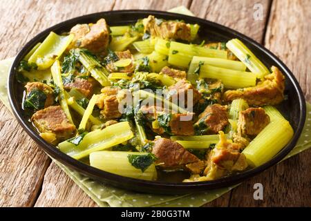 Köstliches Rezept für eine persische Eintopfkarafs aus Selleriesellerie mit Rindfleisch, Zwiebeln, Minze und Petersilie in einem Teller auf dem Tisch. Horizontal Stockfoto