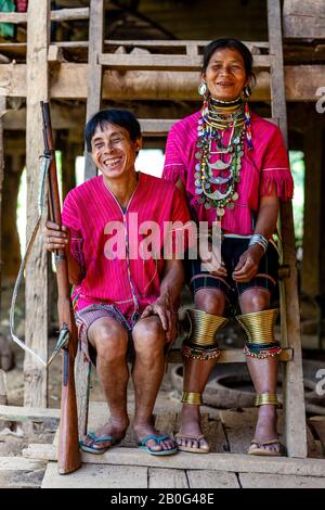 Herr Munney (Der Dorfjäger) Von Der Ethnischen Gruppe Kayaw Posiert Mit Seiner Frau, Htay Kho Village, Loikaw, Myanmar, Außerhalb Seines Hauses. Stockfoto