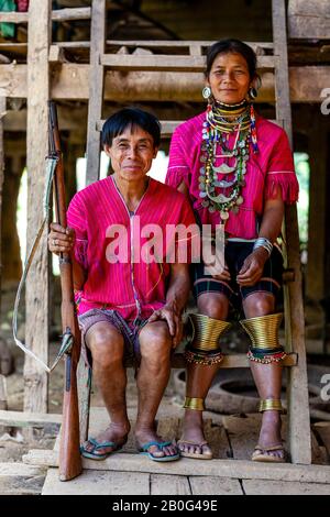 Herr Munney (Der Dorfjäger) Von Der Ethnischen Gruppe Kayaw Posiert Mit Seiner Frau, Htay Kho Village, Loikaw, Myanmar, Außerhalb Seines Hauses. Stockfoto