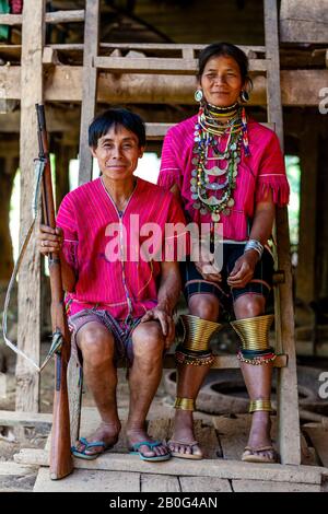 Herr Munney (Der Dorfjäger) Von Der Ethnischen Gruppe Kayaw Posiert Mit Seiner Frau, Htay Kho Village, Loikaw, Myanmar, Außerhalb Seines Hauses. Stockfoto