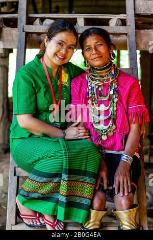 Eine Frau Aus Der ethnischen Gruppe Kayaw Posiert Mit EINEM Tourführer, Htay Kho Village, Loikaw, Myanmar. Stockfoto