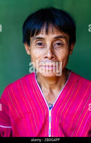 Ein Porträt Von Herrn Munney (Der Dorfjägerin) Aus Der ethnischen Gruppe Kayaw, Htay Kho Village, Loikaw, Myanmar. Stockfoto