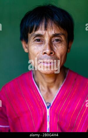 Ein Porträt Von Herrn Munney (Der Dorfjägerin) Aus Der ethnischen Gruppe Kayaw, Htay Kho Village, Loikaw, Myanmar. Stockfoto