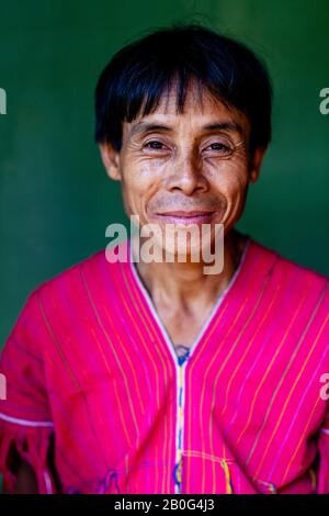 Ein Porträt Von Herrn Munney (Der Dorfjägerin) Aus Der ethnischen Gruppe Kayaw, Htay Kho Village, Loikaw, Myanmar. Stockfoto