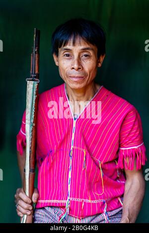 Ein Porträt Von Herrn Munney (Der Dorfjägerin) Aus Der ethnischen Gruppe Kayaw, Htay Kho Village, Loikaw, Myanmar. Stockfoto