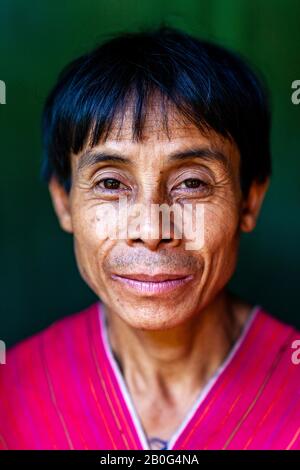 Ein Porträt Von Herrn Munney (Der Dorfjägerin) Aus Der ethnischen Gruppe Kayaw, Htay Kho Village, Loikaw, Myanmar. Stockfoto