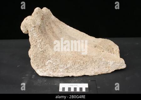 Flügelaltar mit Nische, unterer Teil mit Bruchstücken von Emporen. Kalksteine. Nehalennia sitzend. Der untere Teil besteht aus zwei Teilen, von denen der größte im Sommer 1970 gefischt wurde, der kleinste (rechte) Teil im Februar 1971. Im Februar 1971 gab es 2 weitere Fragmente, die zusammen den ganzen rechten Teil des Altars bildeten. Rechte Seite: Pflanzenmotive. Linke Seite völlig verwittert. Rückseite undekoriert., Altar, Fragment, Stein, Kalkstein, 42 x 31 x 26 cm, roman 223-223, Niederlande, Zeeland, Noord-Beveland, Colijnsplaat, Oosterschelde Stockfoto