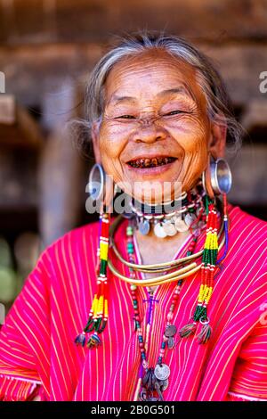 Eine ältere Frau Aus Der ethnischen Gruppe Kayaw, Htay Kho Village, Loikaw, Myanmar. Stockfoto