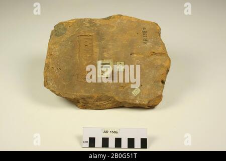 Fragment eines späteren Backsteins mit Stempel EXGERINF. Brandspuren, Mörtel bleiben auf der Unterseite, später Backstein, Bruchstein, Steingut, Backstein, 22,2 x 18,5 x 3 cm, roman, Niederlande, Südholland, Leidschendam-Voorburg, Voorburg, Arentsburg Stockfoto