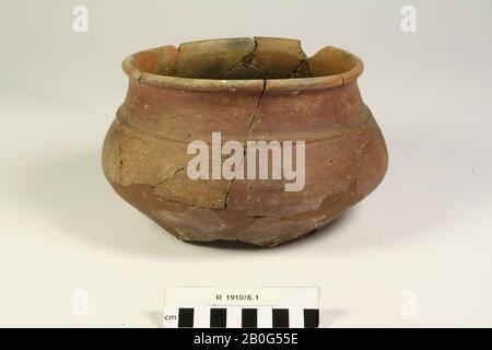 Ziemlich stickiger Topf. Der Boden fehlt, viele Verleimen und verschiedene Ergänzungen., Pot, Steingut, h: 13 cm, Diam: 24,5 cm, Prähistorie, Frankreich Stockfoto