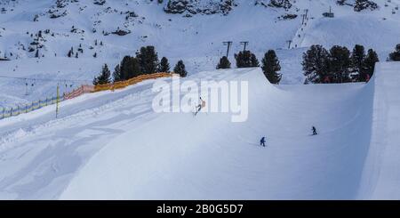 Funpark K-Park und Halfpipe in Kühtai (Kuhtai) - Österreichs höchstes Skigebiet Stockfoto