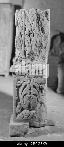 Flügelaltar mit Nische, unterer Teil mit Bruchstücken von Emporen. Kalksteine. Nehalennia sitzend. Der untere Teil besteht aus zwei Teilen, von denen der größte im Sommer 1970 gefischt wurde, der kleinste (rechte) Teil im Februar 1971. Im Februar 1971 gab es 2 weitere Fragmente, die zusammen den ganzen rechten Teil des Altars bildeten. Rechte Seite: Pflanzenmotive. Linke Seite völlig verwittert. Rückseite undekoriert., Altar, Fragment, Stein, Kalkstein, 26 cm, roman 223-223, Niederlande, Zeeland, Noord-Beveland, Colijnsplaat, Oosterschelde Stockfoto