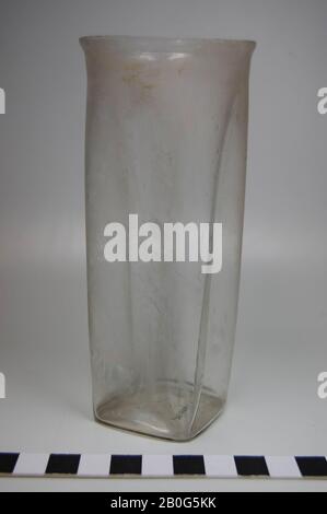 Tasse farbloses Glas. Freeblasen. Der Rand ist einfach abgeschnitten, nicht durch Erhitzen oder Polieren., Becher, eingedellter Becher, Glas, 13,4 x 5,9 cm, 3. Viertel III. Jahrhundert n. Chr., IV. Jahrhundert n. Chr. 300-275, Deutschland Stockfoto