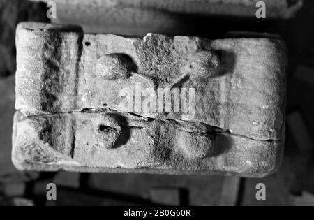 Flügelaltar mit Nische. Sandstein. Nehalennia sitzend, mit einem Obstkorb auf beiden Seiten. Rechts und links: Hupe von viel. Rückseite: Vorhang. Oben: Hinten 2 Zipfel, vorne 2 Birnen. Aus 3 Teilen wiederhergestellt., Altar, Stein, Sandstein, 78 x 42,5 x 23 cm, 163 kg, roman 150-250, Niederlande, Zeeland, Noord-Beveland, Colijnsplaat, Oosterschelde Stockfoto