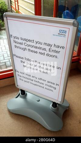 Ein Schild am Medway Martine Hospital in Gillingham, Kent, das Menschen, die vermuten, dass sie die Symptome des Romans Coronavirus haben können, Anweisungen gibt. Stockfoto