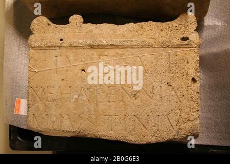 Oberer Teil des Altars. Kalksteine. Rechte und linke Seite: Baum. Rückseite undekoriert., Altar, Stein, Kalkstein, 37 x 48 x 18 cm, roman 150-250, Niederlande, Zeeland, Noord-Beveland, Colijnsplaat, Oosterschelde Stockfoto