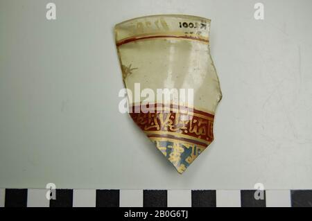 Glaskard mit den Farben Rot, Blau und Gold. Luftblasen im Glas. Alte Nummer: 12287., Schard, Glas, 6,5 x 4 cm, Roman 50-100, Ägypten Stockfoto