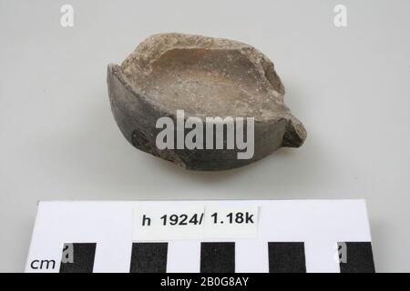 Fragment einer Steingut-Öllampe mit offenem Oberteil, Öllampe, Fragment, Steingut, 6,6 x 6,3 x 3,6 cm, roman, Niederlande, Südholland, Leidschendam-Voorburg, Voorburg, Arentsburg Stockfoto