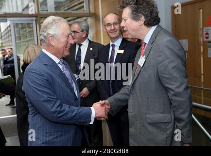 Der Prince of Wales trifft während der Plant Health and Biosecurity Conference in den Royal Botanic Gardens, Kew, in London mit Sir Nicholas Bacon den Präsidenten der Royal Horticultural Society. Stockfoto