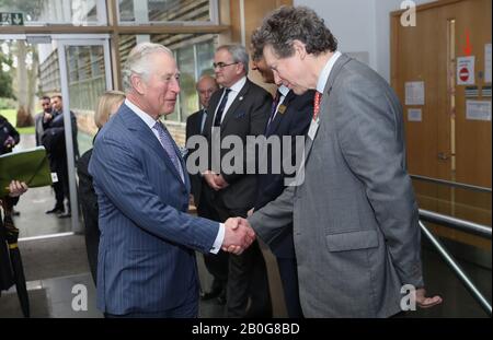 Der Prince of Wales trifft während der Plant Health and Biosecurity Conference in den Royal Botanic Gardens, Kew, in London mit Sir Nicholas Bacon den Präsidenten der Royal Horticultural Society. Stockfoto