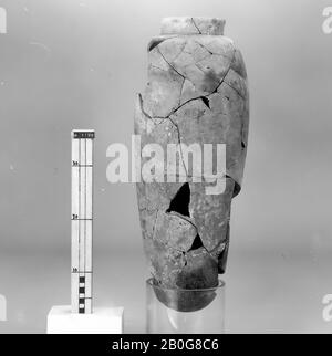 Typ: 24, mittelgroßer Steingut, nicht komplett, Kanne, Steingut, H. 56,0, D (Rand) 12 cm, Uruk Periode -3800 Stockfoto