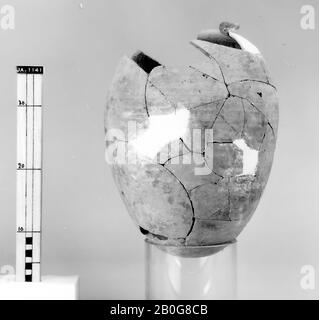 Typ: 17, mittelgroßer Steingut, gekerbt, nicht komplett, Kanne, Steingut, H. 38,0, D (max.) 27, D (Rand) 15 cm, Uruk Periode -3800 Stockfoto