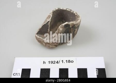 Auslauf einer Öllampe aus lackiertem Steingut mit offener Oberseite, Öllampe, Fragment, Steingut, 6 x 4,2 x 3,4 cm, roman, Niederlande, Südholland, Leidschendam-Voorburg, Voorburg, Arentsburg Stockfoto