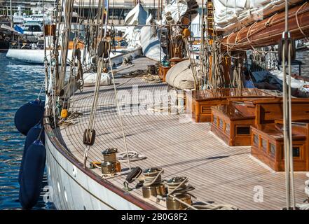 Deck mit historischer Segelyacht Stockfoto