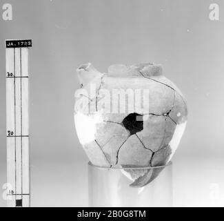 Typ: 25 ?, mittelgroßer Steingut, abgeflachter Boden, nicht vollständig, Topf, Steingut, H. 21,5, D (max.) 20, D (Rand) 10,2 cm, Uurk Periode -3800 Stockfoto