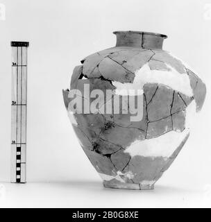 Typ: 28, mittelgroßer Steingut, Kreis der Abdrücke auf Schulter, Ständer, nicht vollständig, Topf, Steingut, H. 42,5, D (unten) 14, D (maximal) 38, D (Rand) 15 cm, Uruhk Periode -3800 Stockfoto