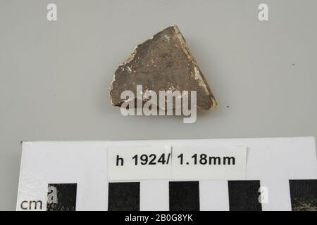 Fragment einer Öllampe aus bemaltem Steingut mit offener Oberseite, Öllampe, Fragment, Steingut, 4 x 3,4 x 1,2 cm, roman, Niederlande, Südholland, Leidschendam-Voorburg, Voorburg, Arentsburg Stockfoto